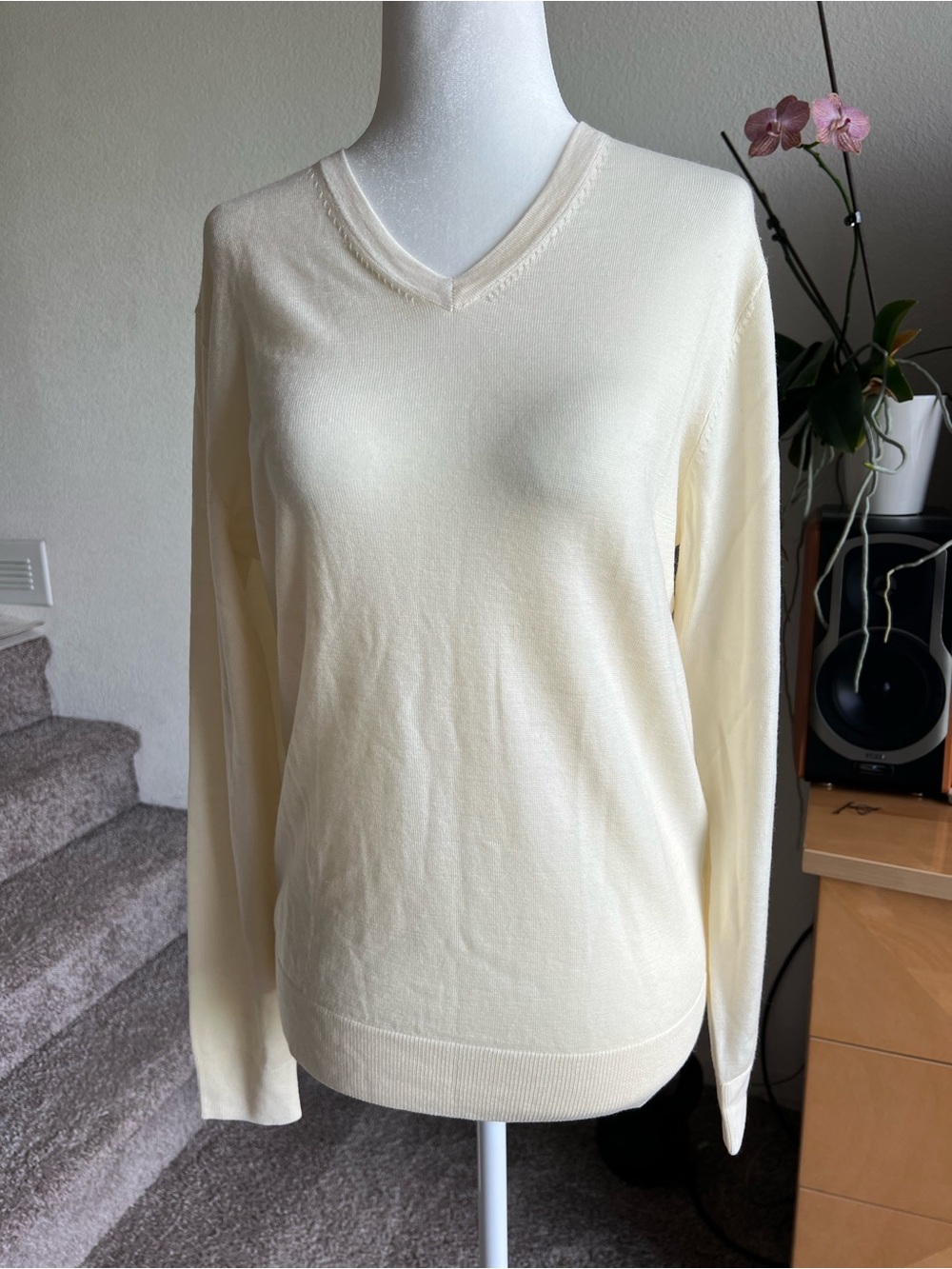 Uniqlo Women’s Ivory Extra Fine Wool Knit V-Neck Long Sleeve Pullover Sweater S